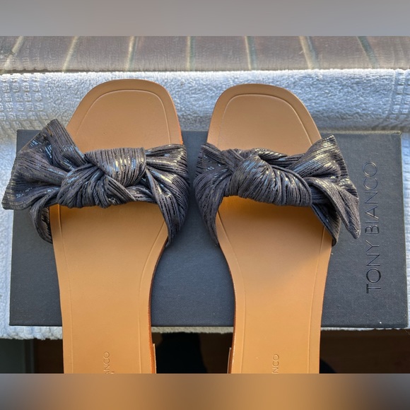 BNWT Tony Bianco ‘Assari’ Navy Shimmer Leather Flats - Picture 2 of 8